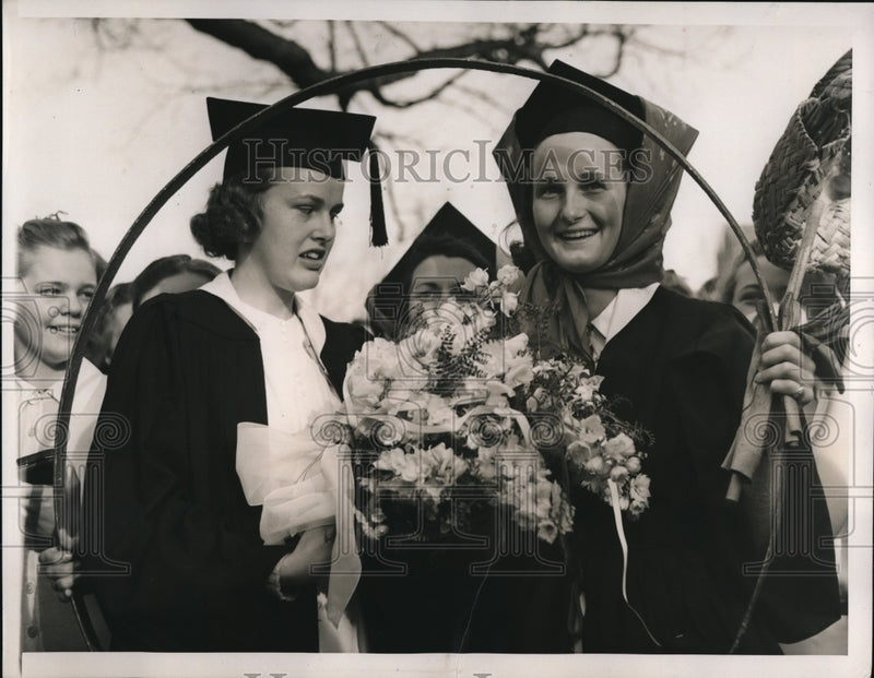 Load image into Gallery viewer, 1940 Press Photo Margaret Hudson &amp; Martha Attridge winners Hoop Rolling contest
