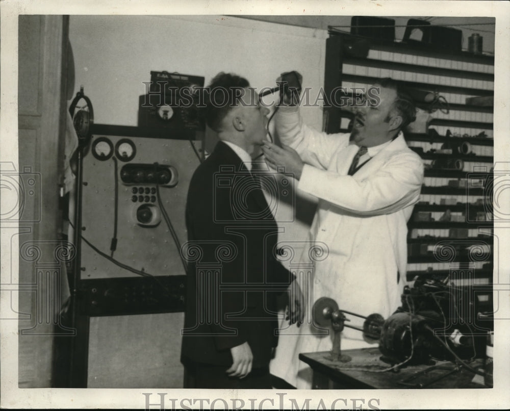 1931 Press Photo Dr. G Russell Sonometer Test Wallace Calhoun