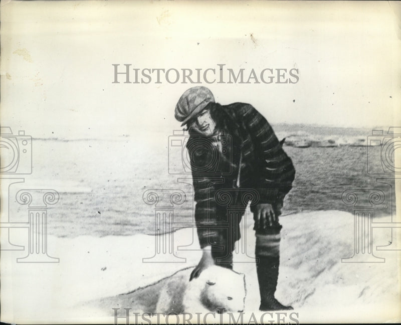 Load image into Gallery viewer, 1929 Press Photo MArion Swenson &amp; her polar bear cub on ice off Siberian coast
