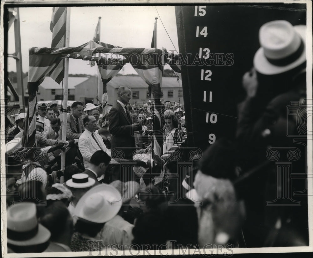 Press Photo Admiral Land addressing shipyard workers