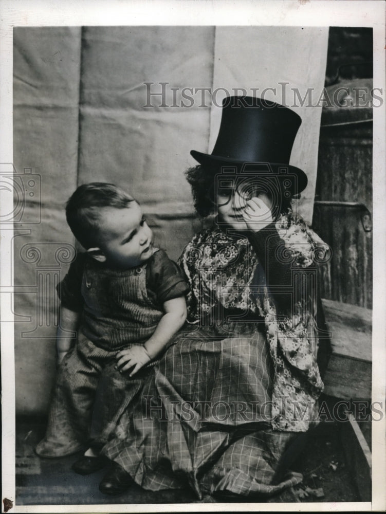 Load image into Gallery viewer, 1944 Press Photo England Ian &amp; Keith in fancy dress for Xmas party
