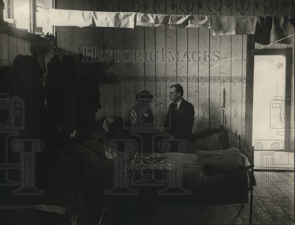 1920 Press Photo Egyptian T Haraklalisban Bride & groom in livingroom