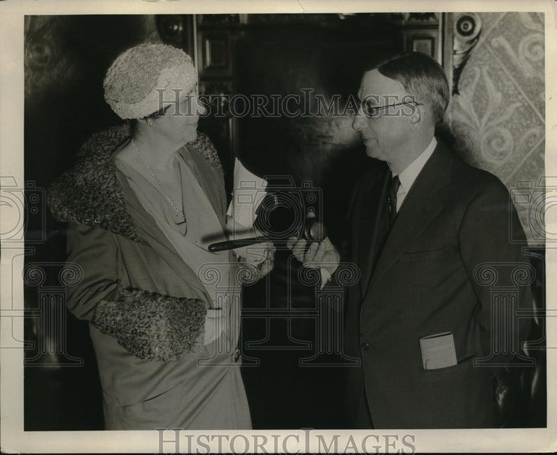 Load image into Gallery viewer, 1933 Press Photo Mrs Frederick Alger of Detroit &amp;Lt Gov Allen Stebbins
