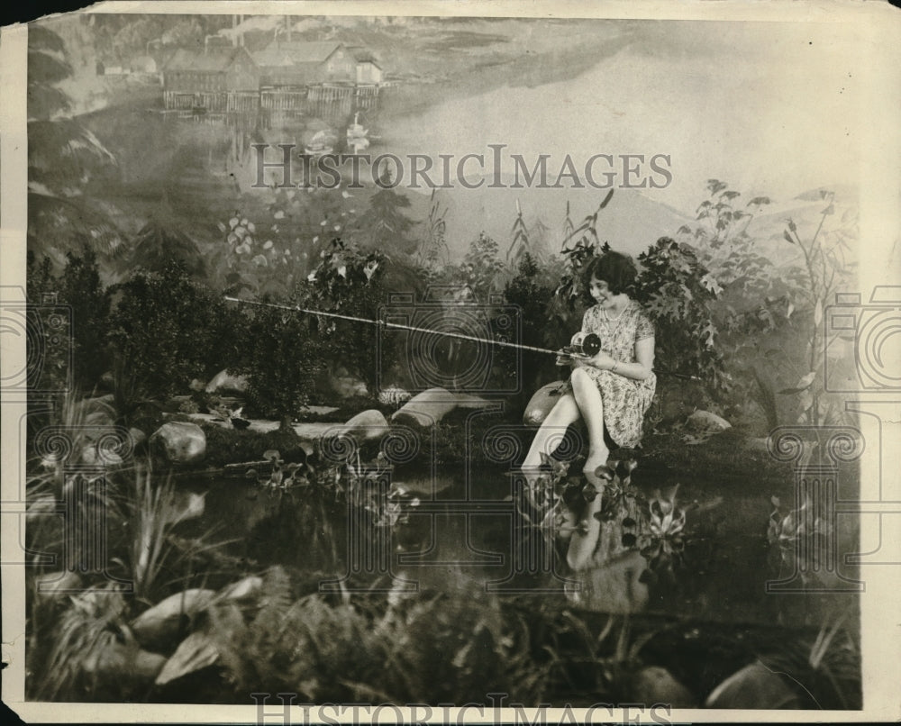 1926 Press Photo Anna Postman at Bureau of Fishieries exhibit