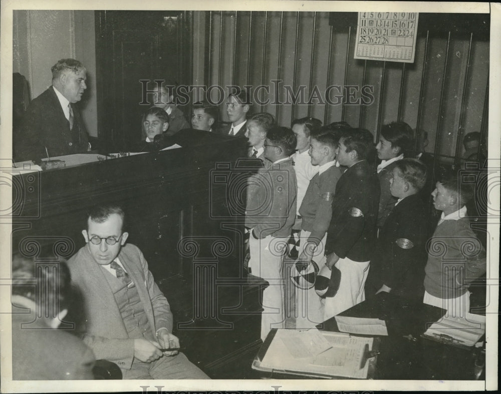1934 Press Photo students watch traffic court judge handle speeders