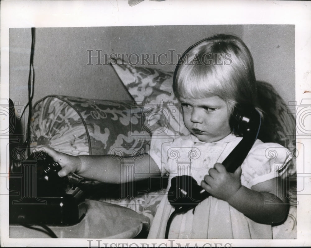 1955 Press Photo little Princess Marie-Astrid of Luxembourg calls Santa