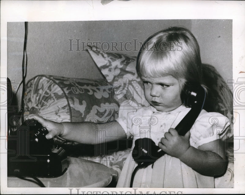 Load image into Gallery viewer, 1955 Press Photo little Princess Marie-Astrid of Luxembourg calls Santa
