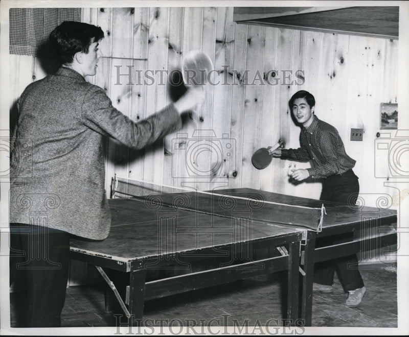 Load image into Gallery viewer, 1959 Press Photo Leonard Jacoff plays ping pong with Hiroharu Keike
