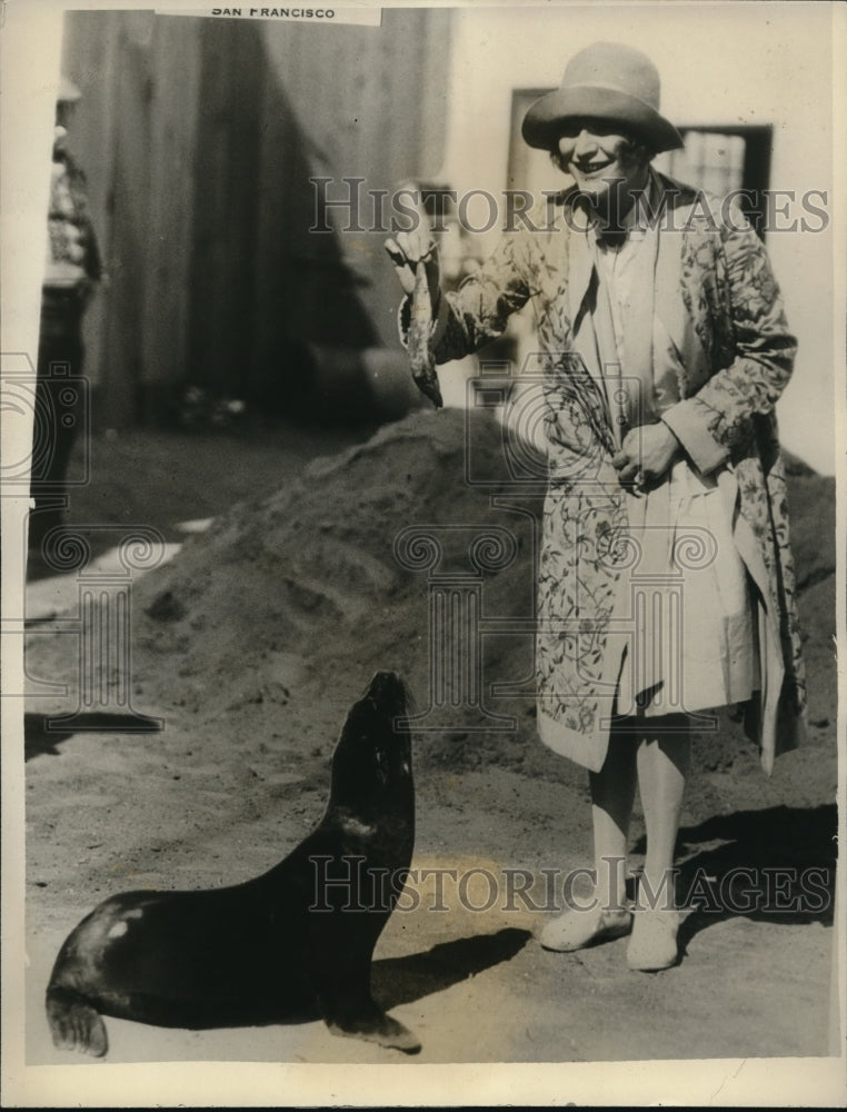 1928 Press Photo Mrs Gouverneuer Morris authors wife & a seal - nex23072