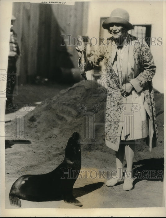 1928 Press Photo Mrs Gouverneuer Morris authors wife & a seal - nex23072