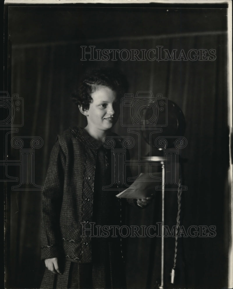 Load image into Gallery viewer, 1929 Press Photo Betty Goheen age 9 Topeka Kansas on radio station WJJD
