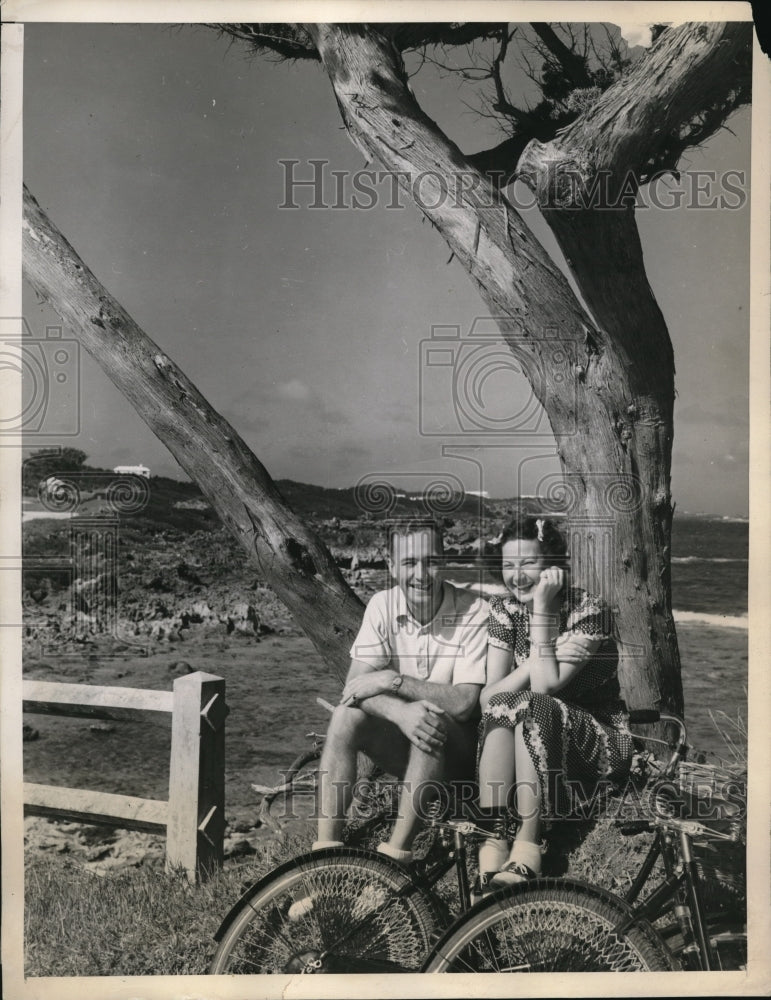 Load image into Gallery viewer, 1938 Press Photo Pamela B GOrdon Howley, Lt Farley Hohmer in Bermuda
