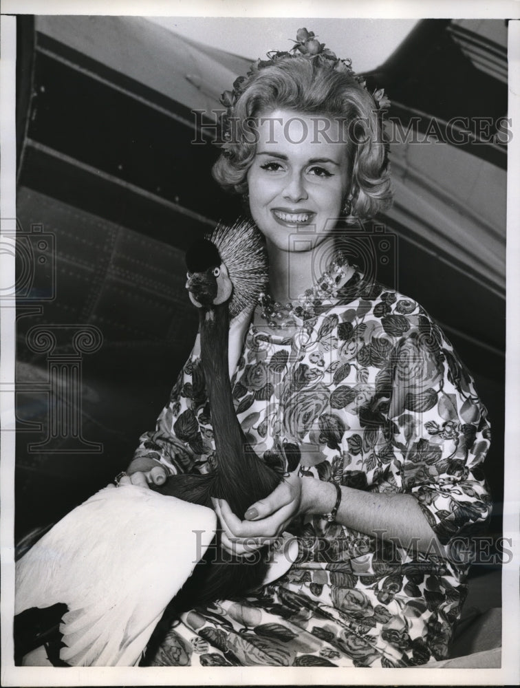 1960 Press Photo Newark NJ Anne Purves & a crown crane at S Forest Gardens