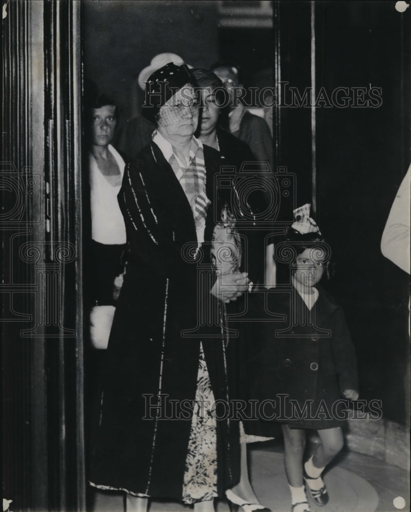 Load image into Gallery viewer, 1933 Press Photo Mrs. Machada, wife of ex pres Machada of Cuba, in Philadelphia
