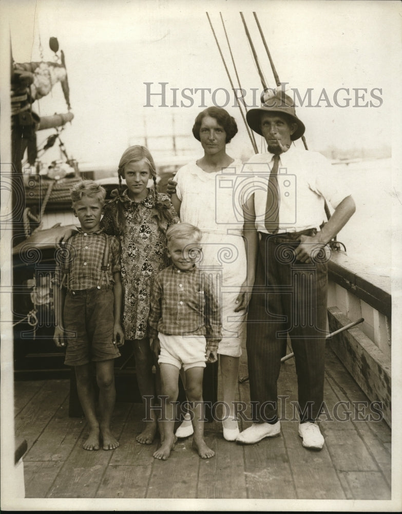 Load image into Gallery viewer, 1930 Press Photo Jan, Elise,Ture ^ Mr &amp; Mrs Knud Anderson on a ship
