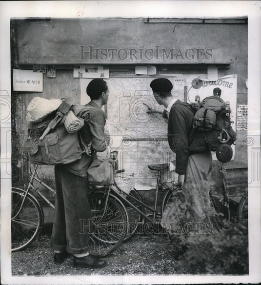 1948 Press Photo Paris Tooec Oei & Fred Kroon at Le Camp Volant on bikes- Historic Images