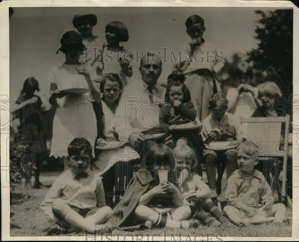 1926 Press Photo S. Hikell feeds homeless children in memory of missing son
