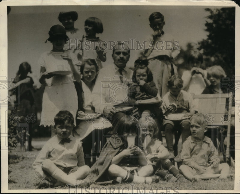 Load image into Gallery viewer, 1926 Press Photo S. Hikell feeds homeless children in memory of missing son
