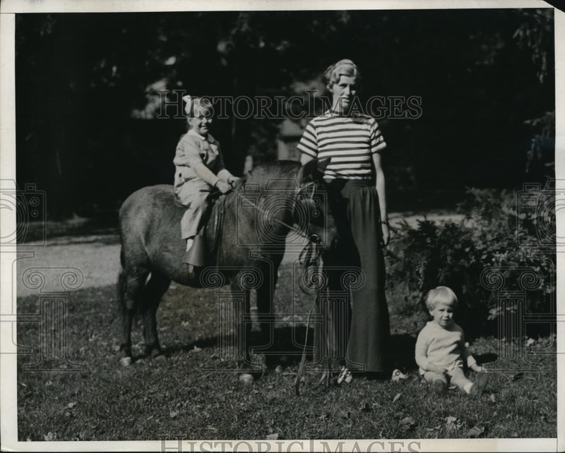 Load image into Gallery viewer, 1932 Press Photo Mrs Curtis Bell &amp; kids Anna &amp; Curtis Roosevelt's daughter
