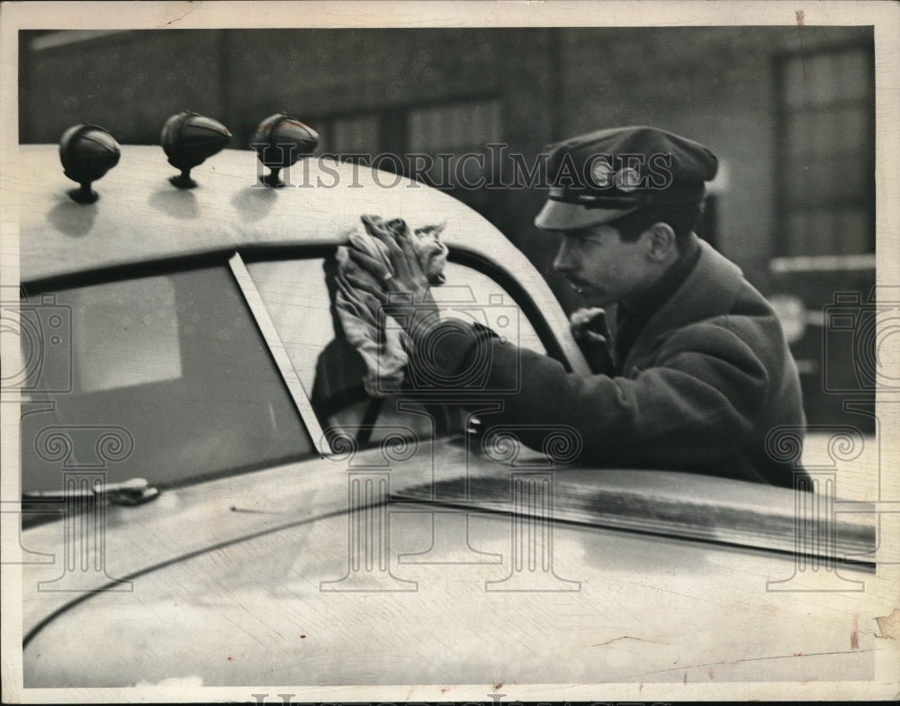 1936 Press Photo A man cleaning the windshield of a auto