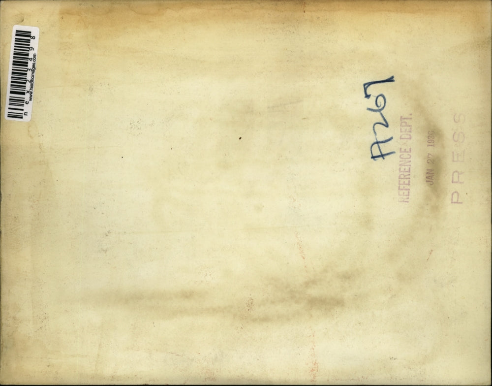 1936 Press Photo A man cleaning the windshield of a auto