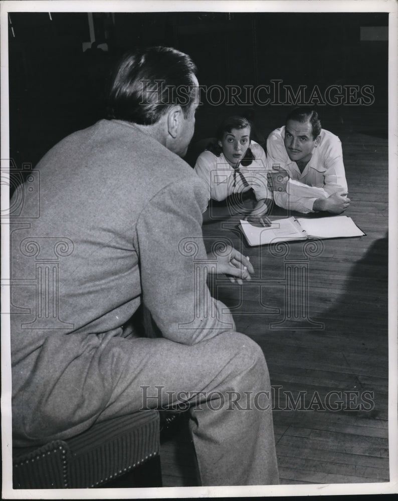 Load image into Gallery viewer, 1949 Press Photo Director Michael Ferrall with Drama dept cripps College Cal
