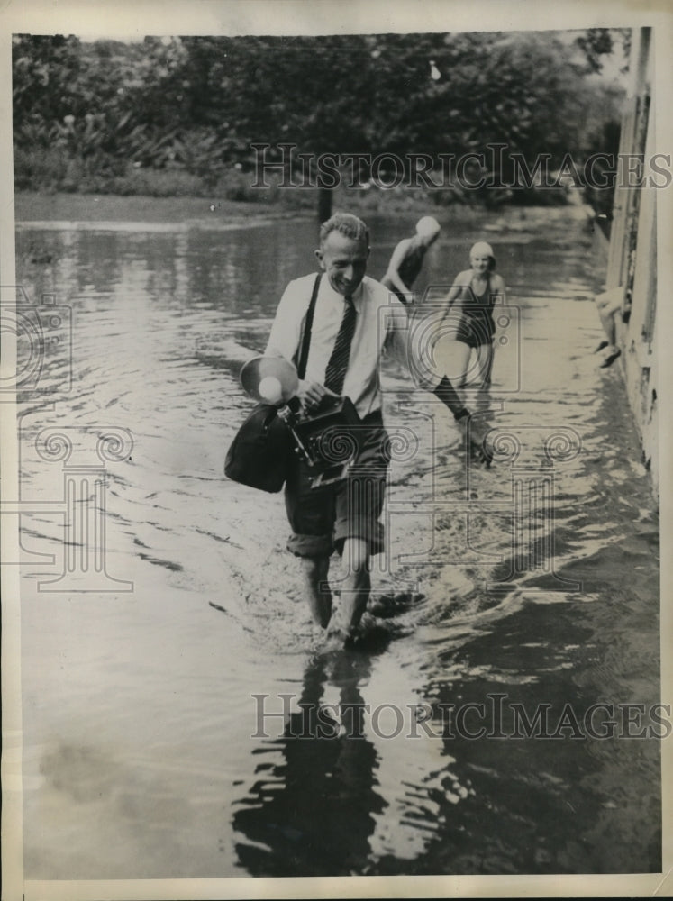 1935 Press Photo carl Heermann in the floods in east Penn.