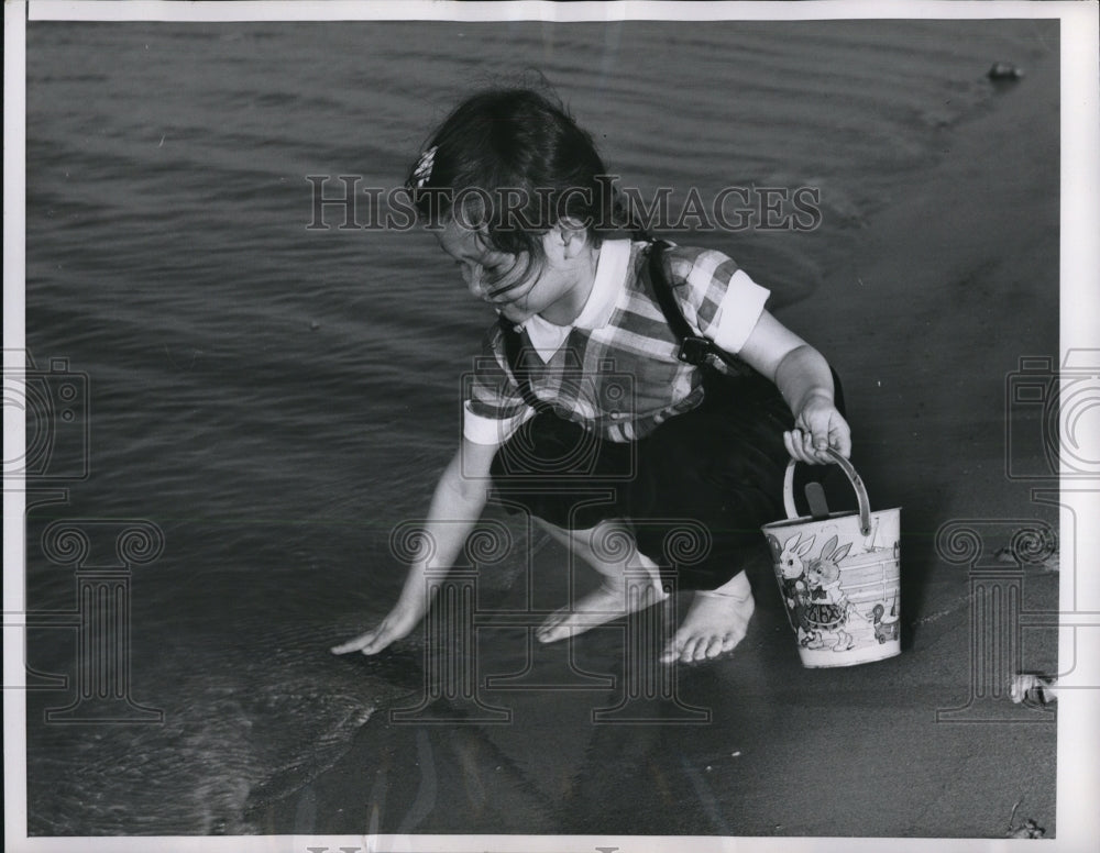 1953 Press Photo Chicago Ill Suzanne Mazovich age 4 at beach in record heat