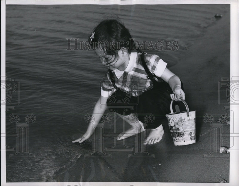 Load image into Gallery viewer, 1953 Press Photo Chicago Ill Suzanne Mazovich age 4 at beach in record heat
