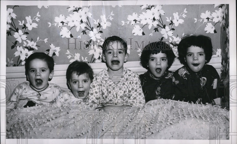 Load image into Gallery viewer, 1956 Press Photo Cleveland Ohio Dave, John, Geo, Louise &amp; Lois Frazier
