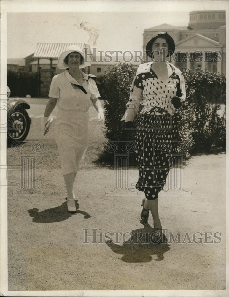 1931 Press Photo Mary Lewis & Mrs George E Patne at Baileys Beach R.I.