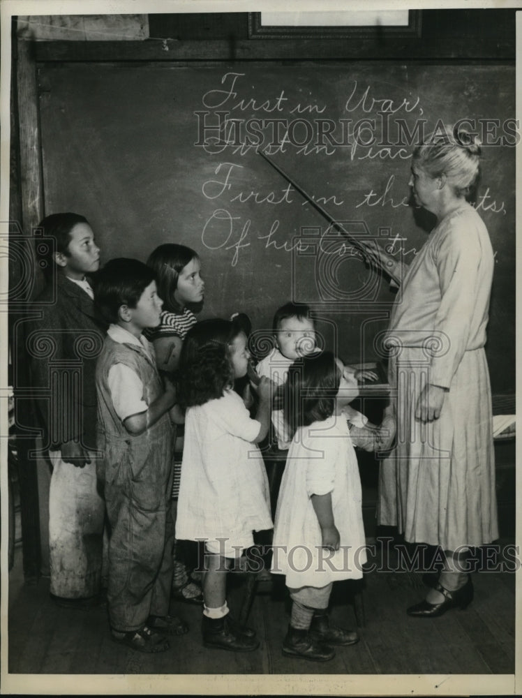 1932 Press Photo Teacher Mrs. Alexander Lopez Teaching Her Six Children School