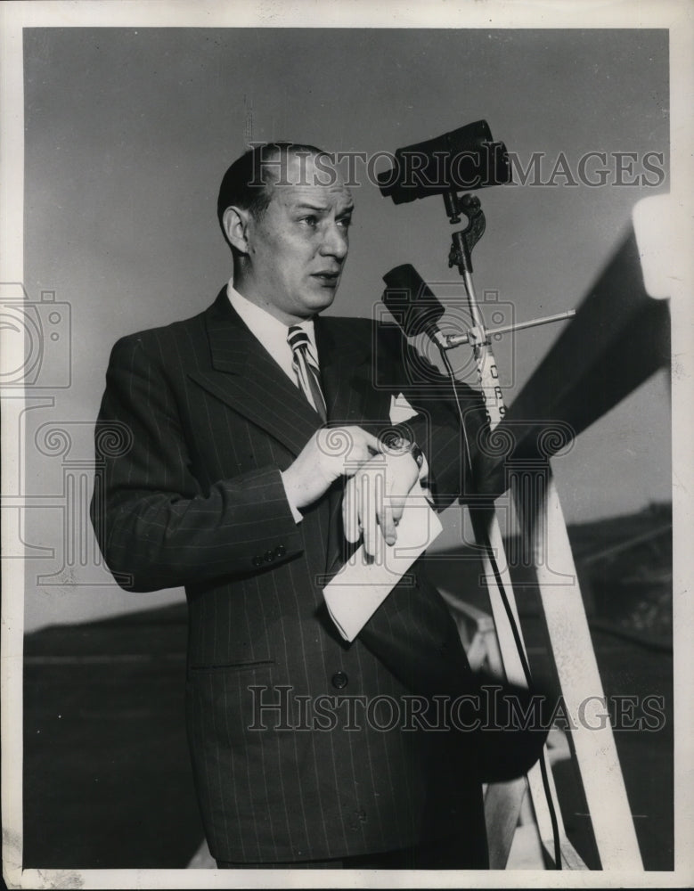 1944 Press Photo Ted Husing, sportscaster, of CBS's On Your Mark program