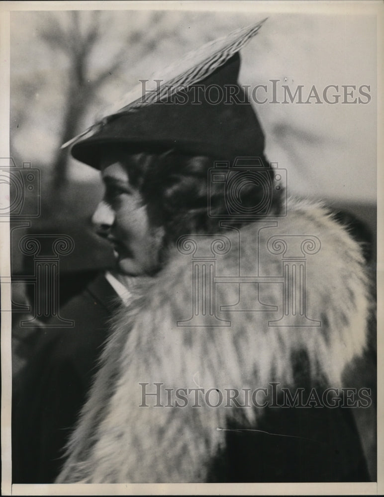 Load image into Gallery viewer, 1938 Press Photo Katharine Miller Leas engaged to Curtis Dall, Haverford PA
