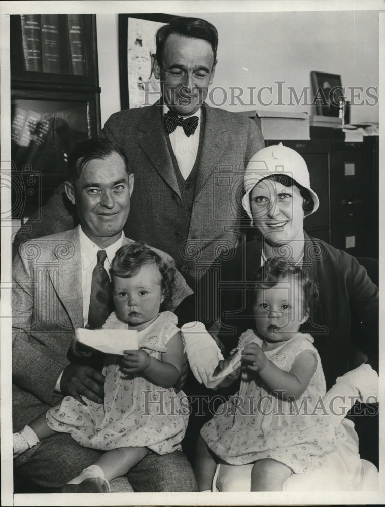 1932 Press Photo Mr and Mrs James Mann adopt orphan twins Beatrice & Mary McFate