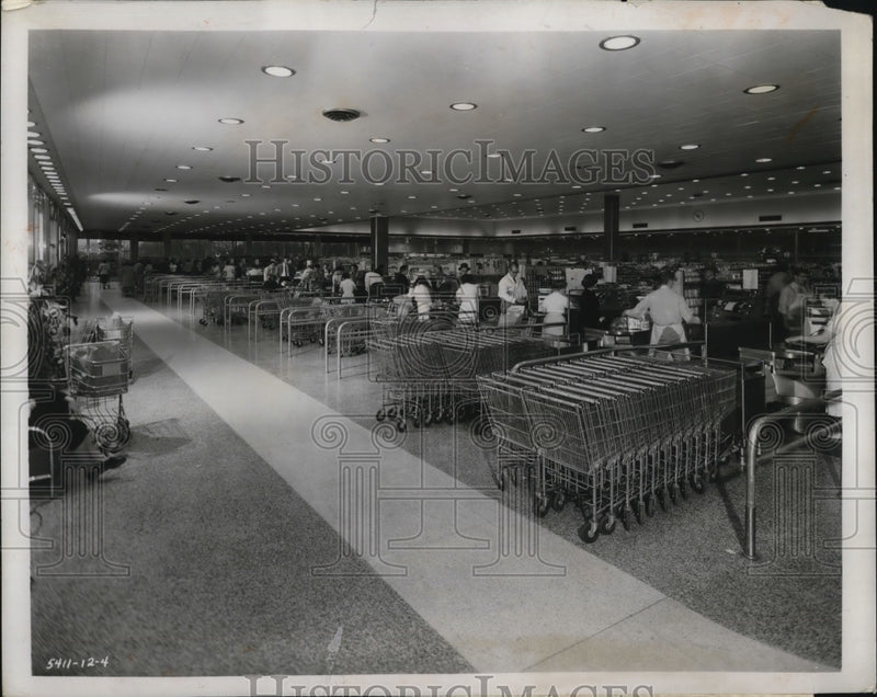 Load image into Gallery viewer, 1955 Press Photo Bettendorf Chain Supermarket Store Checkout, Clayton Missouri

