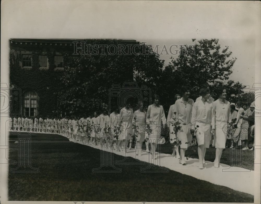 1927 Press Photo Ella James Katherine Bingham Students at Ivy Day Smith College