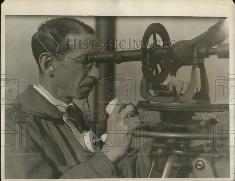 1927 Press Photo Paul E. Johnson, U.S. Weather Bureau Meteorologist Telescope