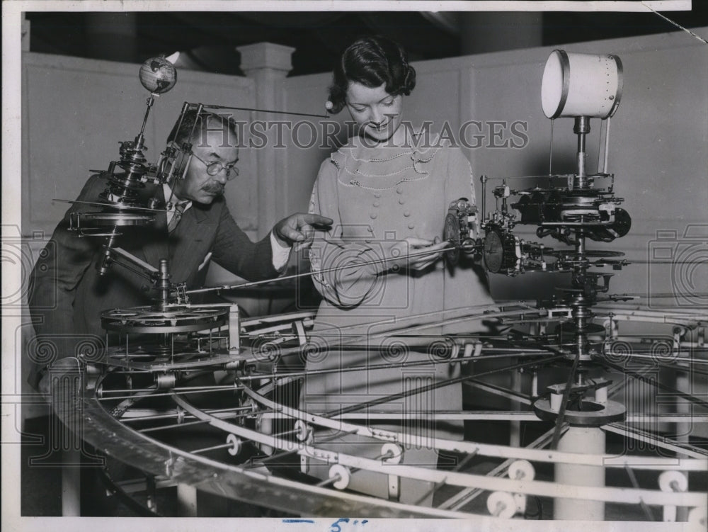 1935 Press Photo Diego Arzig, Pauline McDowell at Solar System Model, Chicago