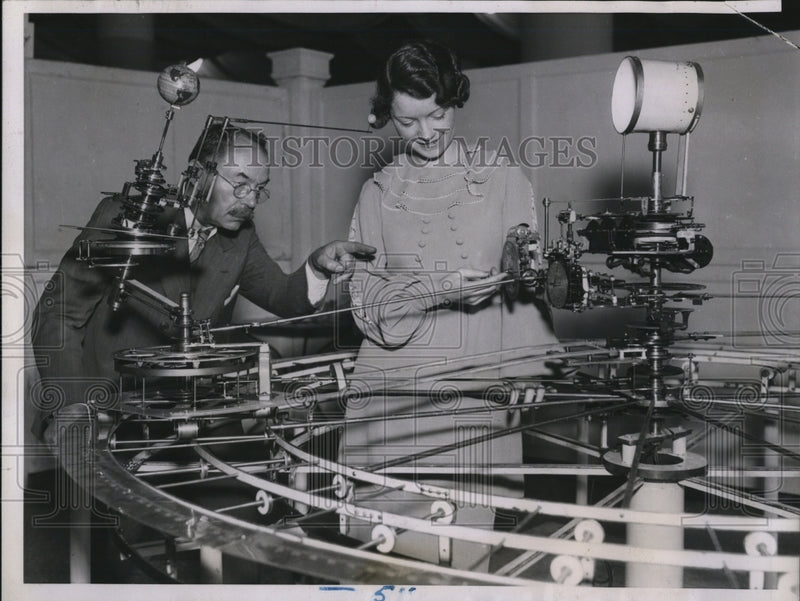 Load image into Gallery viewer, 1935 Press Photo Diego Arzig, Pauline McDowell at Solar System Model, Chicago
