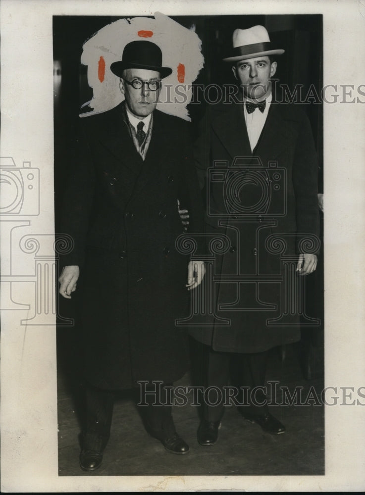 Load image into Gallery viewer, 1931 Press Photo Frank J Murray in custody of Sgt James Meyering in Ill.
