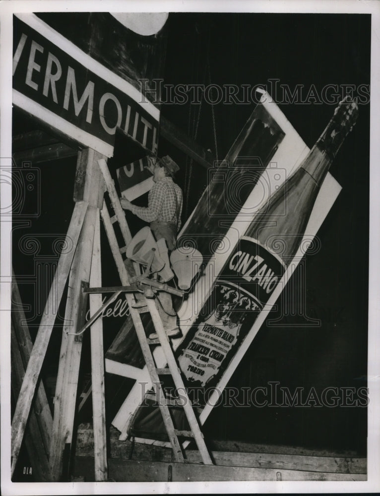 1955 Press Photo Stockholm Sweden Vermouth signs removed after new law