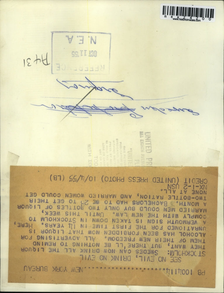 1955 Press Photo Stockholm Sweden Vermouth signs removed after new law