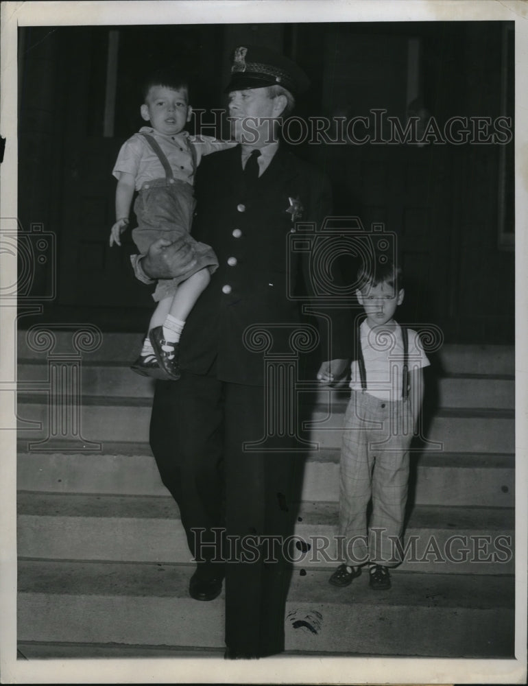 1948 Press Photo Chicago policeman John Lowery with Fred & Mark Prevo