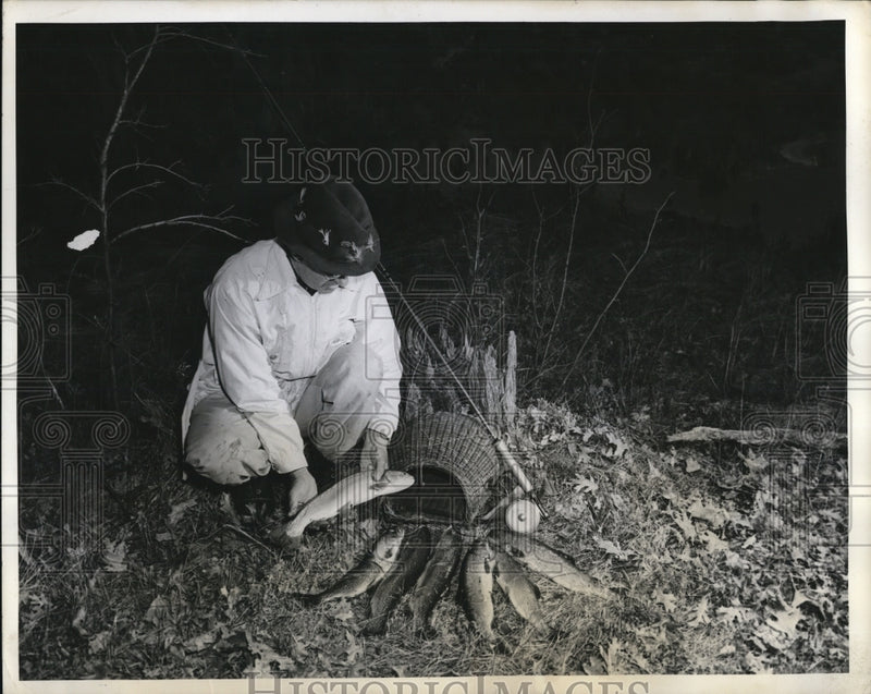 Load image into Gallery viewer, 1941 Press Photo Bill Lang fishing along Ontario trout stream.
