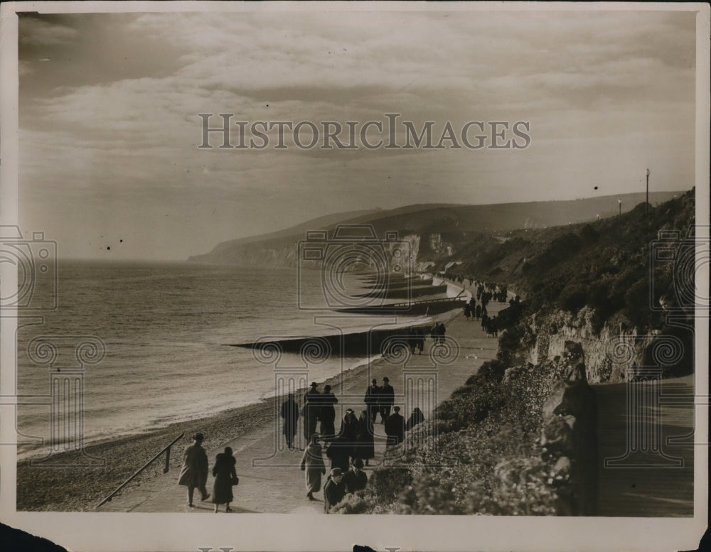 1932 Press Photo visitors strolling along Brick Walk, Beachy Head at Eastbourne