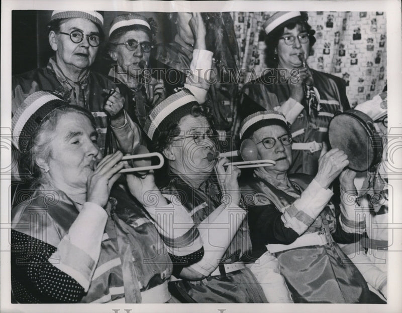 Load image into Gallery viewer, 1954 Press Photo London Elton Follies, Mrs Watson,
