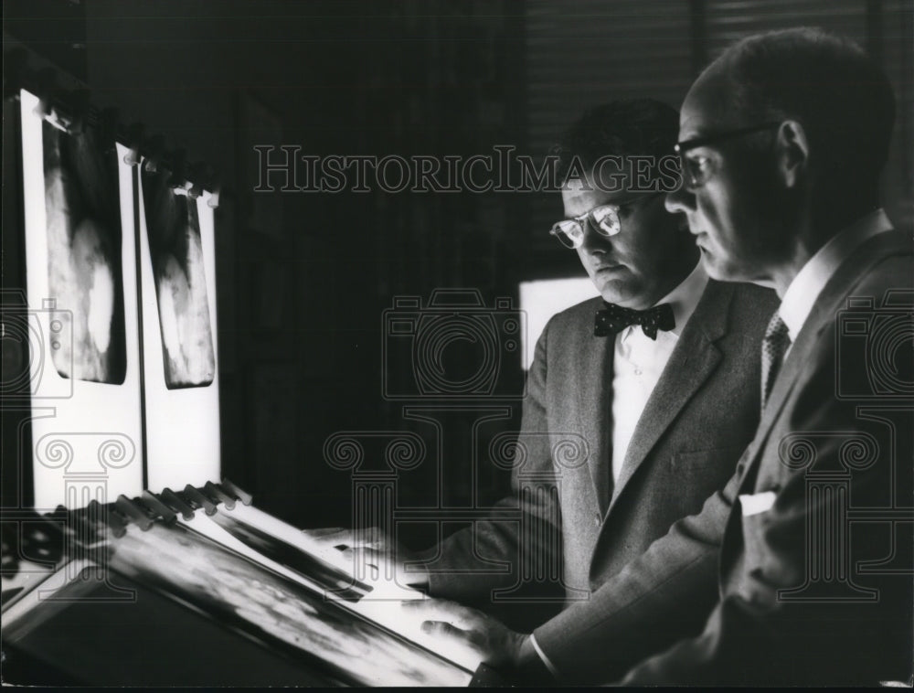 1961 Press Photo Dr Strange & Dr Jas P Steele examine an X ray