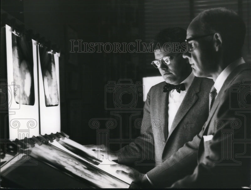 Load image into Gallery viewer, 1961 Press Photo Dr Strange &amp; Dr Jas P Steele examine an X ray
