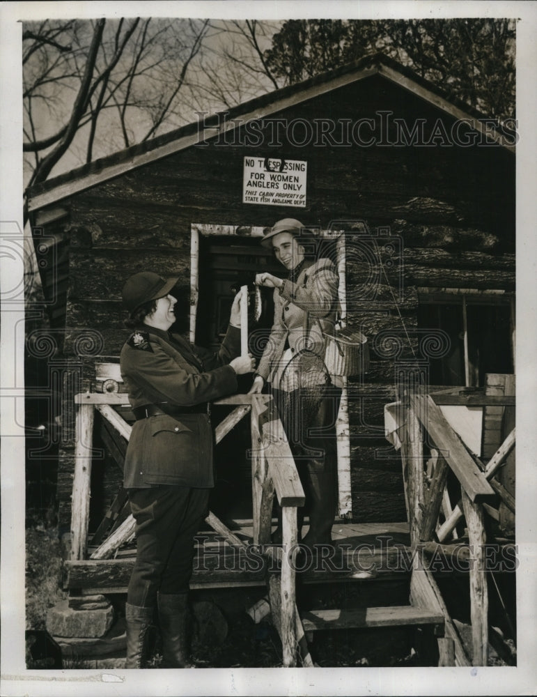 Load image into Gallery viewer, 1941 Press Photo Warden Edith A. Stoehr okays Helen Rawles' catch in Brandford
